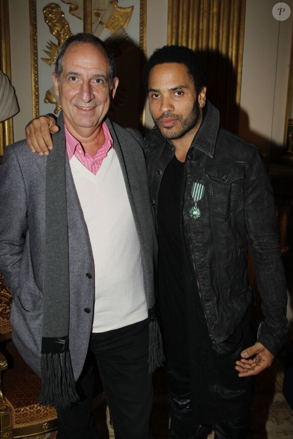 Lenny Kravitz et le producteur Gérard Drouot au ministère de la Culture, le 30 novembre 2011 à Paris