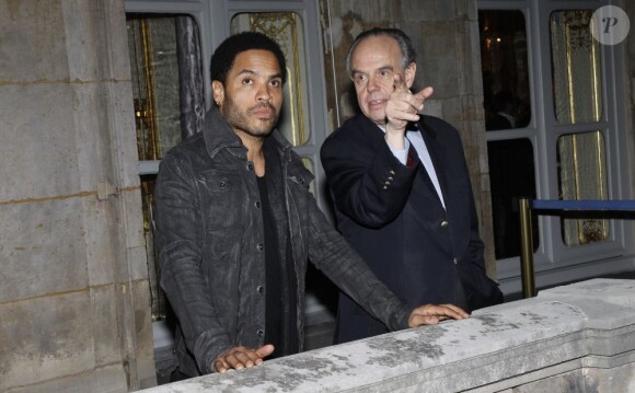 Lenny Kravitz en compagnie de Frédéric Mitterrand, est fait chevalier des Arts et des Lettres, au ministère de la Culture, le 30 novembre 2011 à Paris
