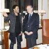 Lenny Kravitz est fait chevalier des Arts et des Lettres par Frédéric Mitterrand, au ministère de la Culture, le 30 novembre 2011 à Paris