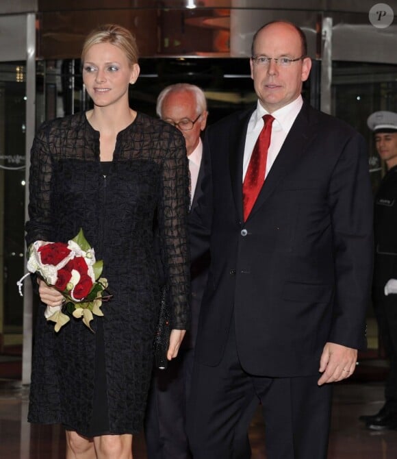 Albert de Monaco et sa femme Charlene lors de la Nuit des Associations 2011, à Monaco. Le 30 novembre, dans la Salle des Etoiles du Sporting Club.