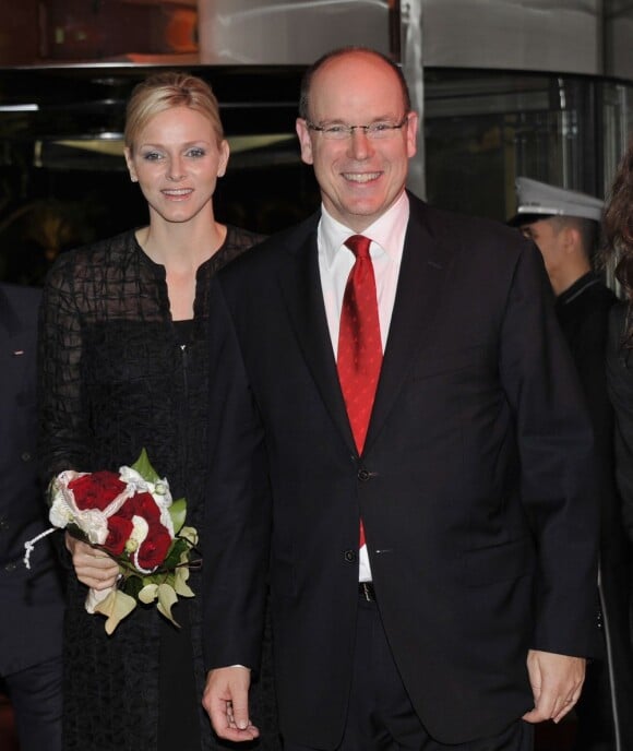 Albert de Monaco et son épouse Charlene lors de la Nuit des Associations 2011, à Monaco. Le 30 novembre, dans la Salle des Etoiles du Sporting Club.