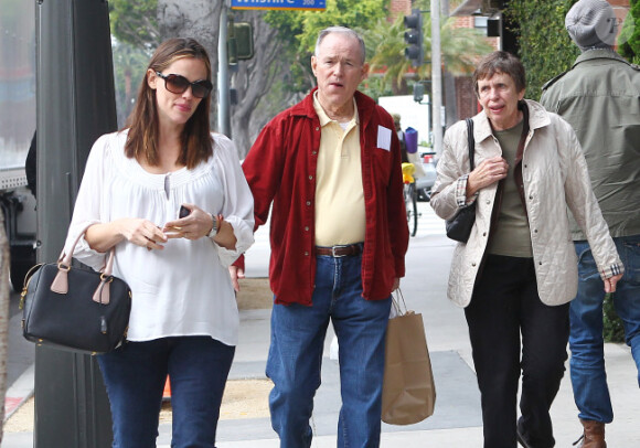 Jennifer Garner et sa famille dans les rues de Santa Monica, le 30 novembre 2011