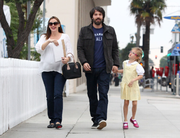 Jennifer Garner et Ben Affleck amoureux avec leur fille Violet dans les rues de Santa Monica, le 30 novembre 2011