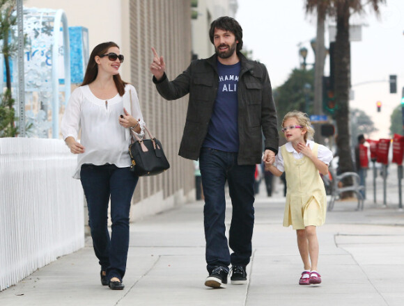 Jennifer Garner et Ben Affleck amoureux avec leur fille Violet et sa robe jaune dans les rues de Santa Monica, le 30 novembre 2011