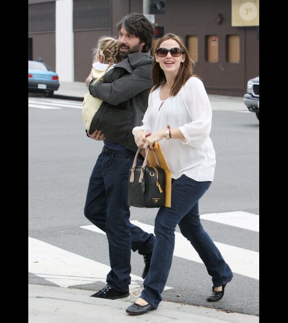 Jennifer Garner et Ben Affleck qui porte avec sa fille Violet dans les bras dans les rues de Santa Monica, le 30 novembre 2011