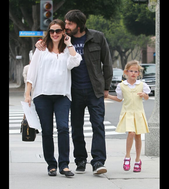 Jennifer Garner et Ben Affleck amoureux avec leur fille Violet dans les rues de Santa Monica, le 30 novembre 2011