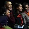 Barack Obama entouré des femmes de sa vie lors des illuminations de Noël de la Maison Blanche. Le 1er décembre 2011