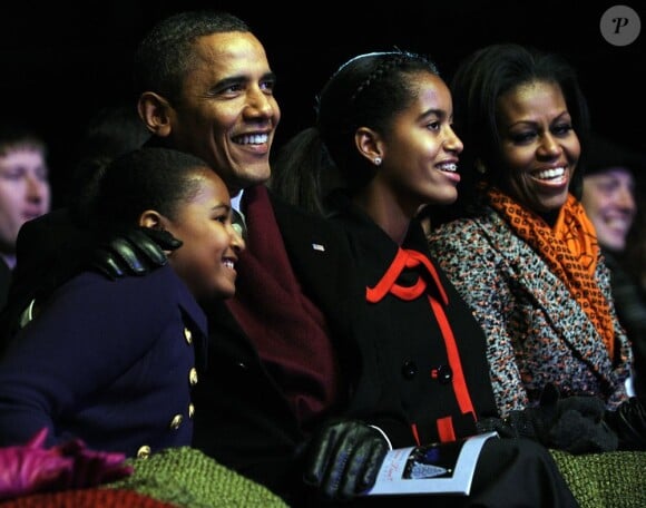 Barack Obama entouré des femmes de sa vie lors des illuminations de Noël de la Maison Blanche. Le 1er décembre 2011