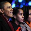Barack Obama retombe en enfance en famille lors des illuminations de Noël de la Maison Blanche. Le 1er décembre 2011