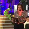 Michelle Obama en pleine lecture pour les illuminations de la Maison Blanche le 1er décembre 2011