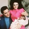 Elvis Presley, sa femme Priscilla et leur fille Lisa-Marie, à Memphis, en 1968.
