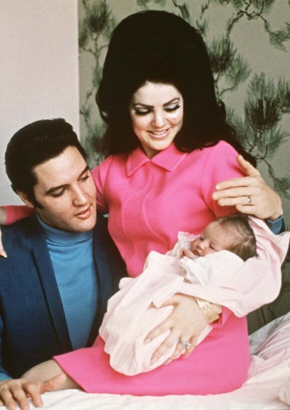 Elvis Presley, sa femme Priscilla et leur fille Lisa-Marie, à Memphis, en 1968.