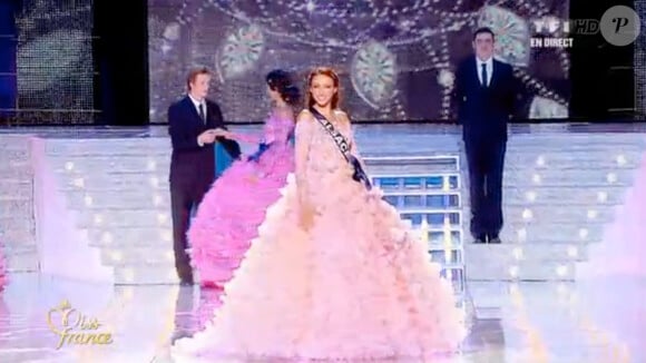 Miss Alsace défile en robe de soirée, lors de la soirée de l'élection de Miss France 2012, le samedi 3 décembre 2011 à Brest.
