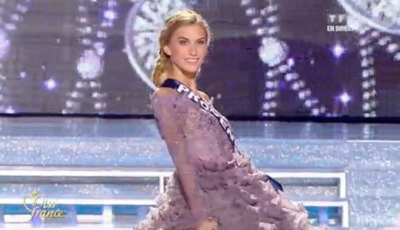 Miss Provence défile en robe de soirée, lors de la soirée de l'élection de Miss France 2012, le samedi 3 décembre 2011 à Brest.
