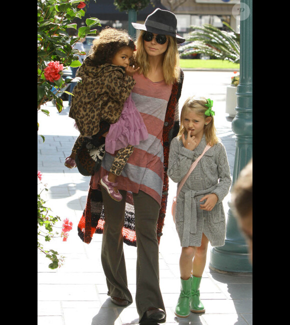 Heidi Klum et ses filles Leni et Lou faisant du shopping le 3 décembre 2011 à Brentwood en Californie