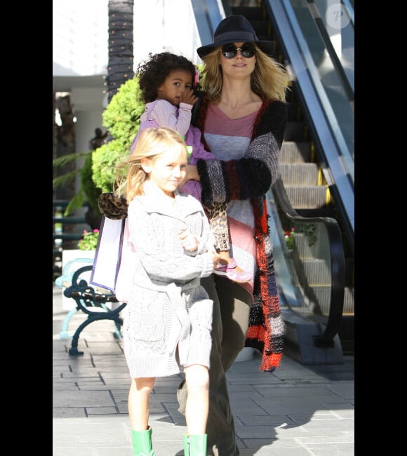 Belle journée pour Heidi Klum et ses filles Leni et Lou faisant du shopping le 3 décembre 2011 à Brentwood en Californie