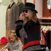 Heidi Klum fait du shopping avec ses filles Leni et Lou le 3 décembre 2011 à Brentwood en Californie
