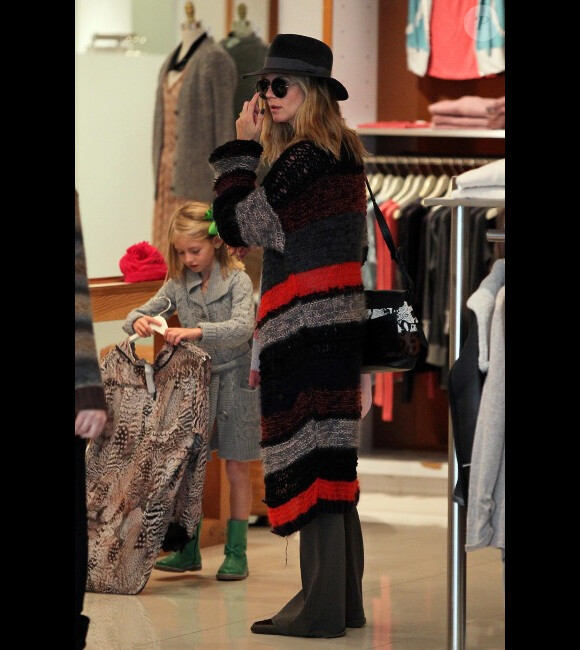 Heidi Klum fait du shopping avec ses filles Leni et Lou le 3 décembre 2011 à Brentwood en Californie