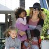 Heidi Klum et ses filles Leni et Lou faisant du shopping le 3 décembre 2011 à Brentwood en Californie