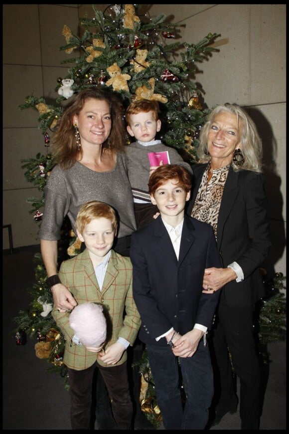 Lorraine Dauchez, sa maman Catherine de Villèle et ses enfants Arthur, Ulysse et Romain lors de la représentation du ballet Cendrillon, à l'Opéra Bastille, le dimanche 4 décembre 2011.