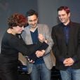Roselyne Bachelot remet le trophée d'honneur à Eric Toledano et Olivier Nakache lors de la cérémonie des Trophées APAJH au Carrousel du Louvre à Paris le lundi 5 décembre 2011