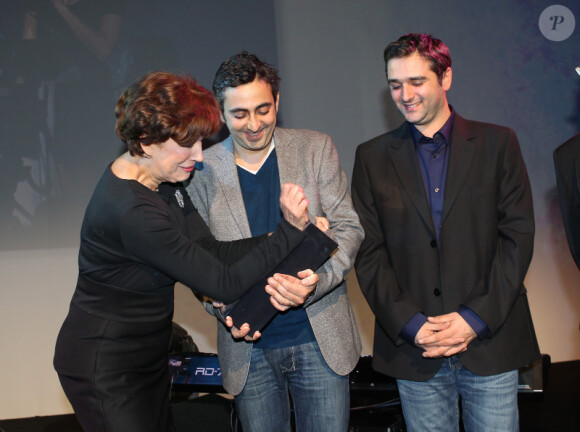 Roselyne Bachelot remet le trophée d'honneur à Eric Toledano et Olivier Nakache lors de la cérémonie des Trophées APAJH au Carrousel du Louvre à Paris le lundi 5 décembre 2011