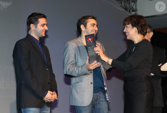 Roselyne Bachelot remet le trophée d'honneur à Eric Toledano et Olivier Nakache lors de la cérémonie des Trophées APAJH au Carrousel du Louvre à Paris le lundi 5 décembre 2011