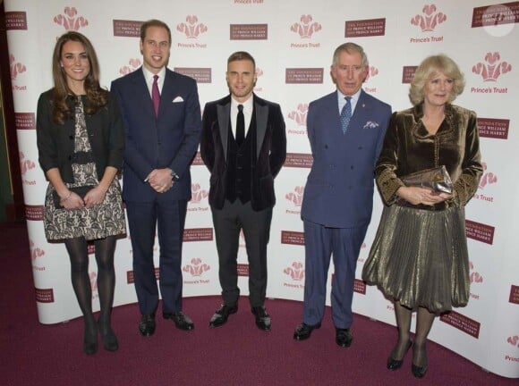 Kate Middleton et le prince William, Gary Barlow, le prince Charles et Camilla Parker Bowles posent au Royal Albert Hall, à Londres, le 6 décembre 2011.