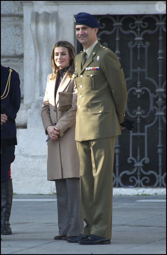 Letizia et son prince Felipe d'Espagne ont assisté à la relève solennelle de la Garde Royale espagnole. Le 7 décembre 2011