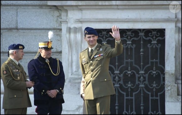 Letizia et son prince Felipe d'Espagne ont assisté à la relève solennelle de la Garde Royale espagnole. Le 7 décembre 2011