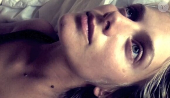 Image extraite du clip Insomnie de Mélanie Laurent, décembre 2011.