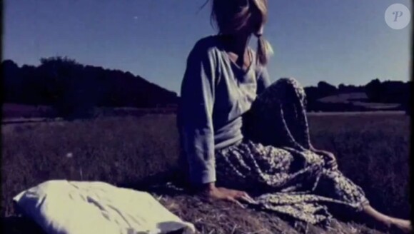 Image extraite du clip Insomnie de Mélanie Laurent, décembre 2011. Un clip maison réalisé par ses soins. 