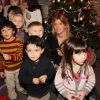 Amanda Sthers au milieu d'enfants intimidés le mercredi 7 décembre à la Librairie Carré d'Encre à Paris