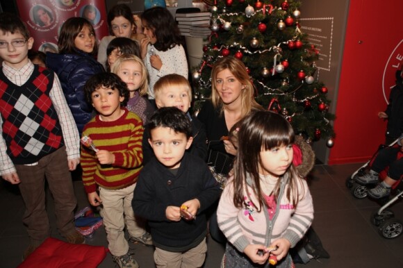 Amanda Sthers au milieu d'enfants intimidés le mercredi 7 décembre à la Librairie Carré d'Encre à Paris