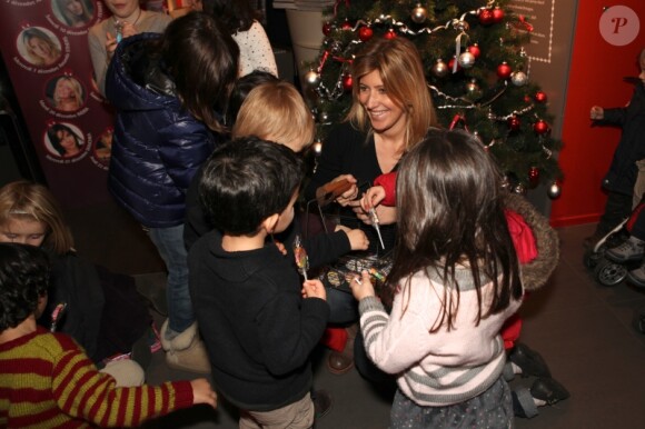 Amanda Sthers s'est retrouvé au milieu d'une nuée d'enfants enchantés de rencontrer l'auteure de Lili Lampion le 7 décembre 2011 à la Librairie Carré d'Encre à Paris
