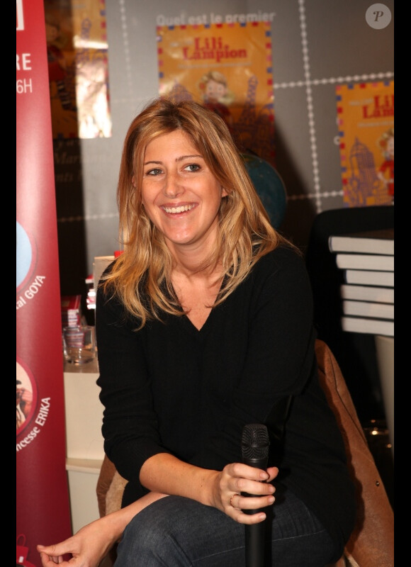 Amanda Sthers a donné souriante le mercredi 7 décembre à la Librairie Carré d'Encre à Paris