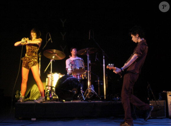 Karen O, chanteuse des Yeah Yeah Yeahs, en concert à Los Angeles en septembre 2003
