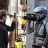 Matthew Bellamy échange quelques conseils avec un paparazzi le 30 novembre 2011 dans les rues de Londres