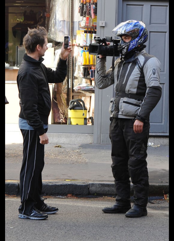 Matthew Bellamy échange quelques conseils avec un paparazzi le 30 novembre 2011 dans les rues de Londres