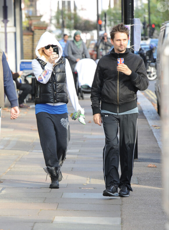 Kate Hudson et Matthew Bellamy photographient les paparazzi le 30 novembre 2011 dans les rues de Londres