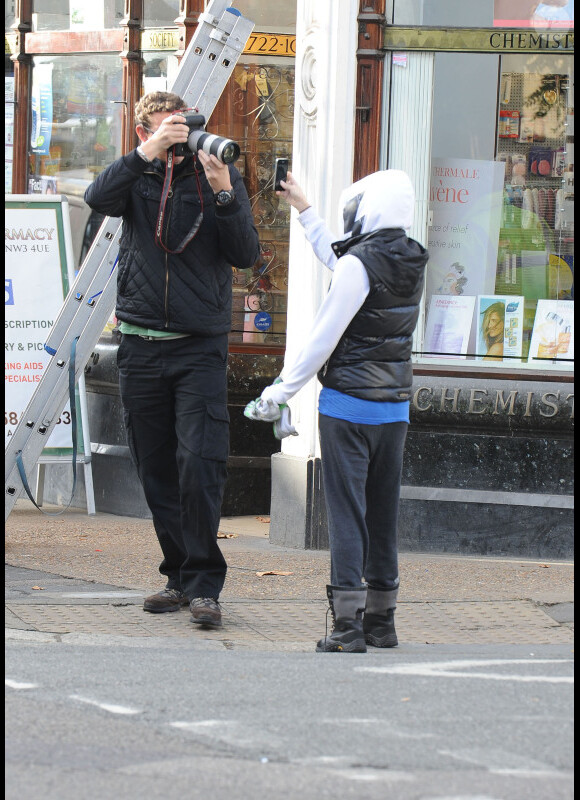 Kate Hudson photographiant un photographe la photographiant le 30 novembre 2011 dans les rues de Londres