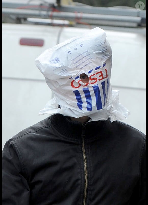 Matthew Bellamy tente d'échapper aux paparazzi en enfilant un sac plastique sur la tête le 1er décembre 2011