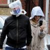 Matthew Bellamy, sac sur la tête et Kate Hudson, capuche et lunettes de soleil tentent d'échapper aux paparazzi sur la tête le 1er décembre 2011