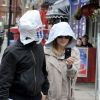 Matthew Bellamy et Kate Hudson tentent d'échapper aux paparazzi en enfilant un sac plastique sur la tête le 1er décembre 2011