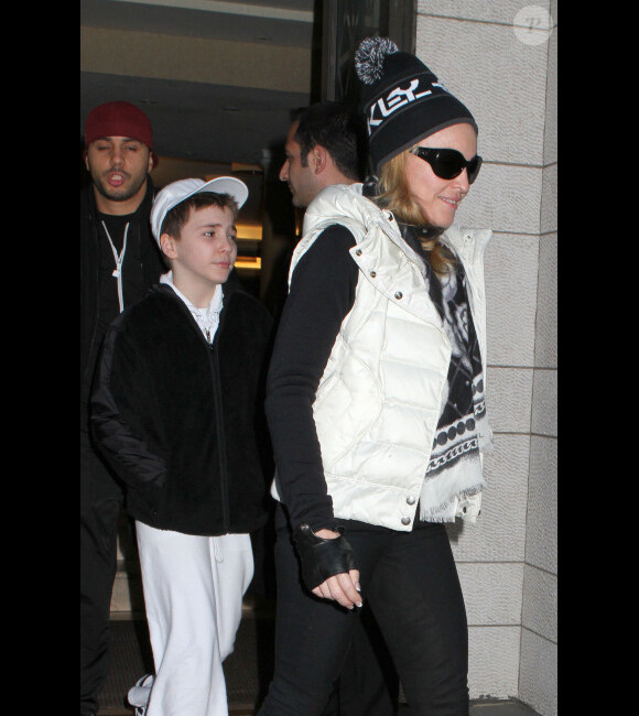 Madonna sort du centre de la Kabbale à New York City, en compagnie de son fils Rocco, le samedi 10 décembre 2011.