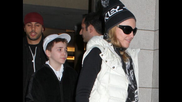Madonna : Pendant que Rocco se prend pour un rappeur, Mercy pose comme une pro