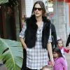 Alessandra Ambrosio lors d'une balade avec sa fille Anja et quelques amis. Le 10 décembre au centre commercial The Grove de Los Angeles