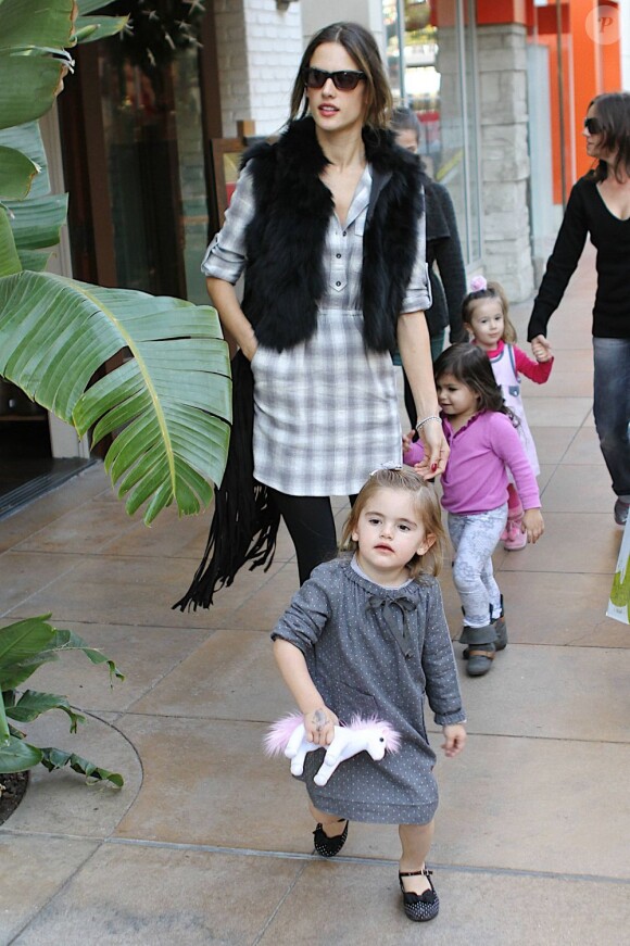 Alessandra Ambrosio lors d'une balade avec sa fille Anja et quelques amis. Le 10 décembre au centre commercial The Grove de Los Angeles