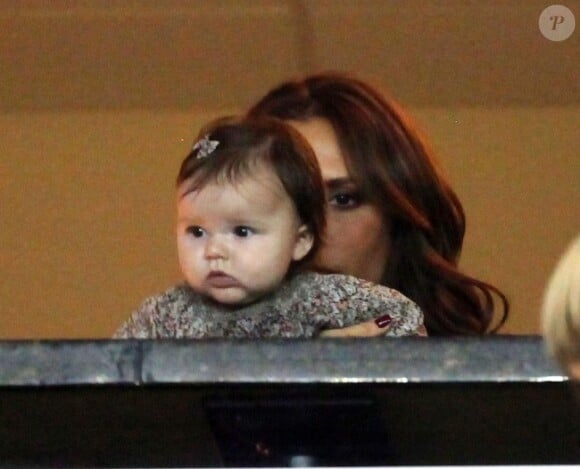 Victoria Beckham et sa petite Harper le 6 novembre 2011 à Carson