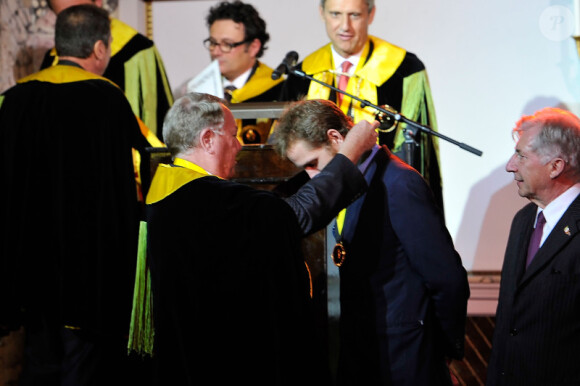 Le prince Albert de Monaco accompagnait son neveu Andrea Casiraghi lors de son intronisation au sein de l'ordre de la Chope d'Or le 12 décembre 2011 à l'hôtel de Paris à Monaco